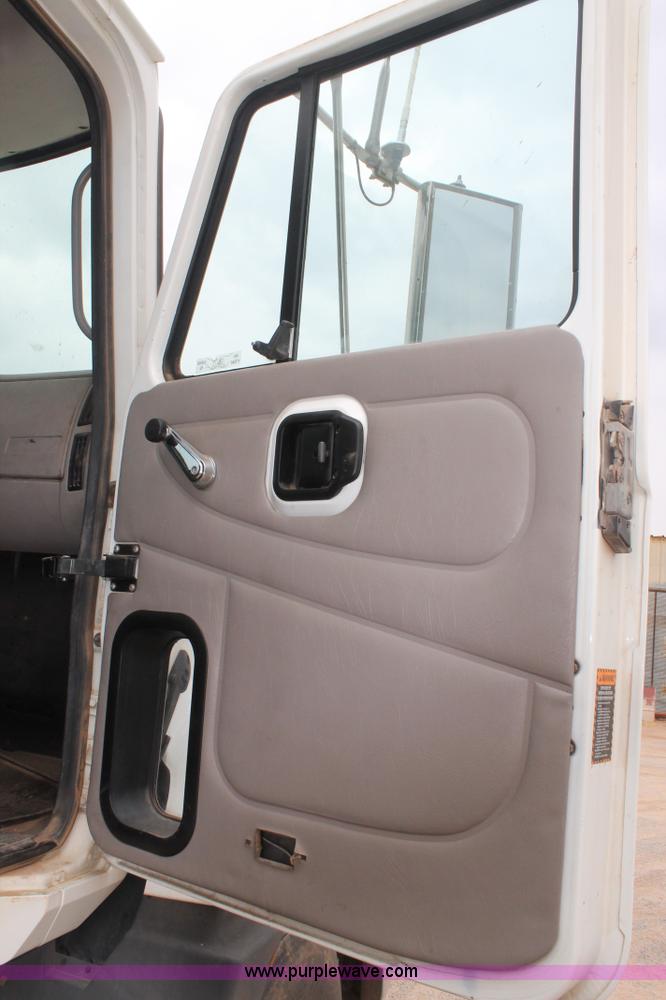 image for item G5809 2002 Mack CH613 semi truck