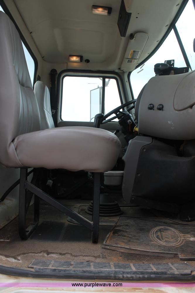 image for item G5809 2002 Mack CH613 semi truck