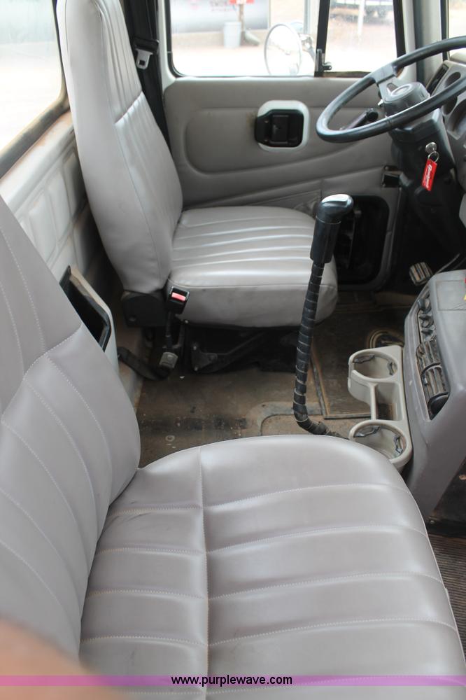 image for item G5809 2002 Mack CH613 semi truck