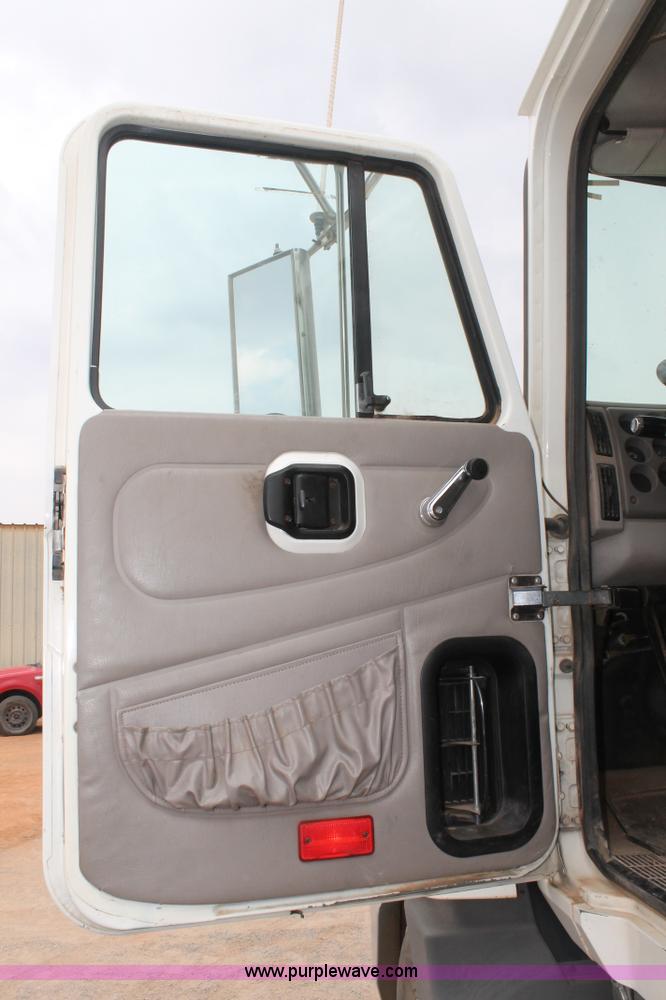 image for item G5809 2002 Mack CH613 semi truck