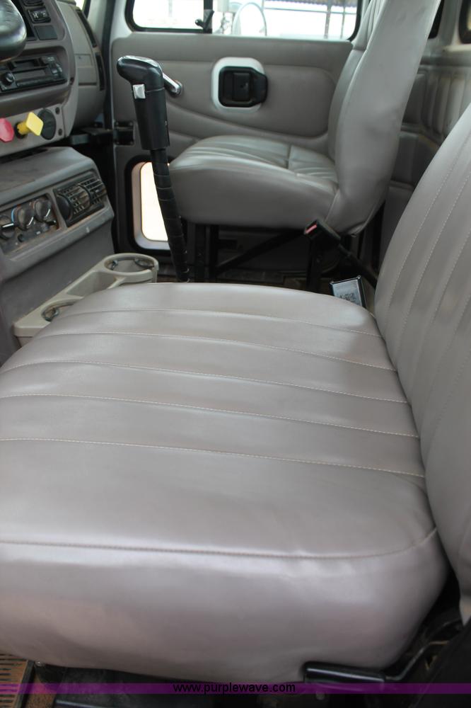 image for item G5809 2002 Mack CH613 semi truck