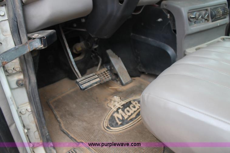 image for item G5809 2002 Mack CH613 semi truck