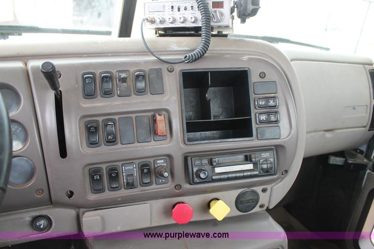 image for item G5809 2002 Mack CH613 semi truck