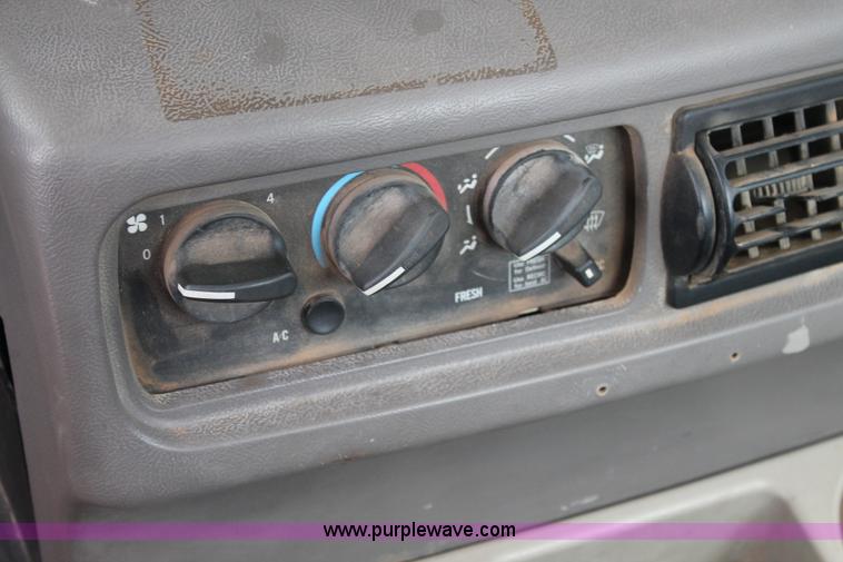 image for item G5809 2002 Mack CH613 semi truck