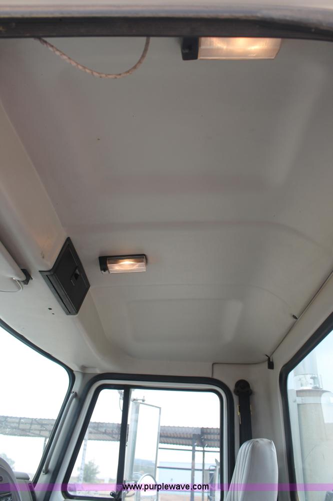 image for item G5809 2002 Mack CH613 semi truck