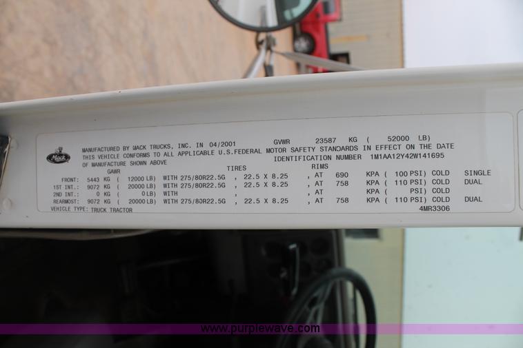 image for item G5809 2002 Mack CH613 semi truck