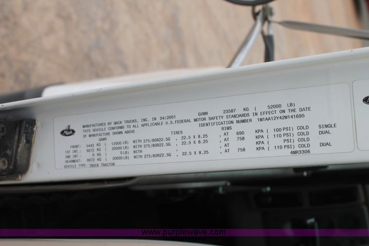 image for item G5809 2002 Mack CH613 semi truck