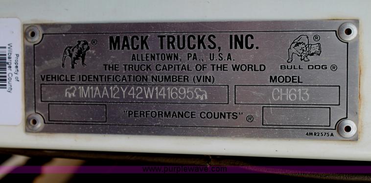 image for item G5809 2002 Mack CH613 semi truck