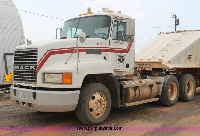 image for item G5810 2000 Mack CH613 semi truck