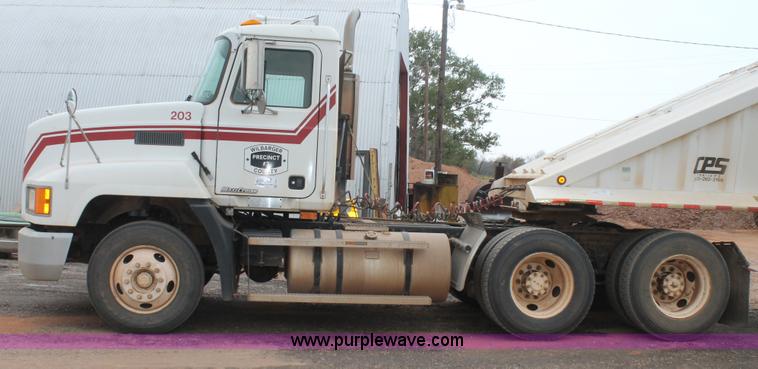 image for item G5810 2000 Mack CH613 semi truck