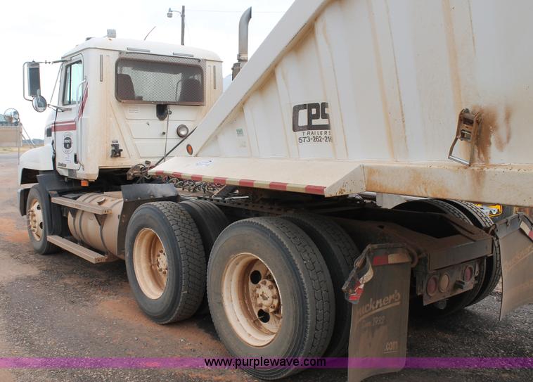 image for item G5810 2000 Mack CH613 semi truck