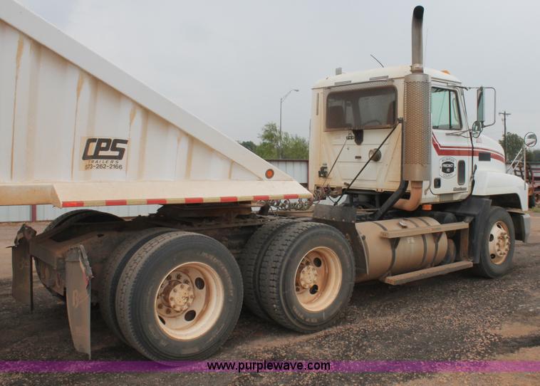 image for item G5810 2000 Mack CH613 semi truck