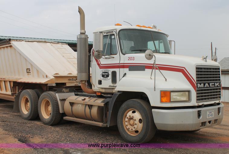 image for item G5810 2000 Mack CH613 semi truck
