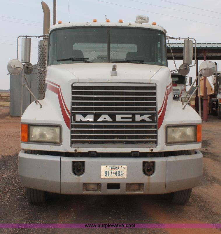 image for item G5810 2000 Mack CH613 semi truck