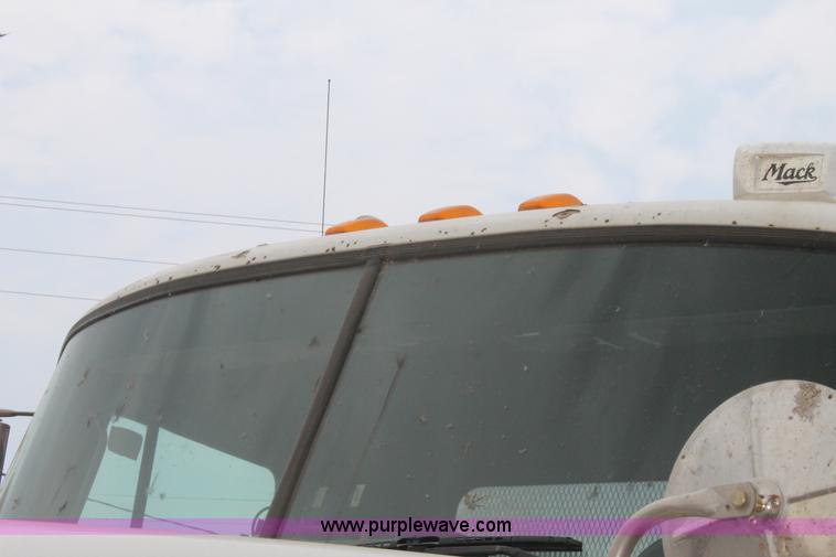 image for item G5810 2000 Mack CH613 semi truck