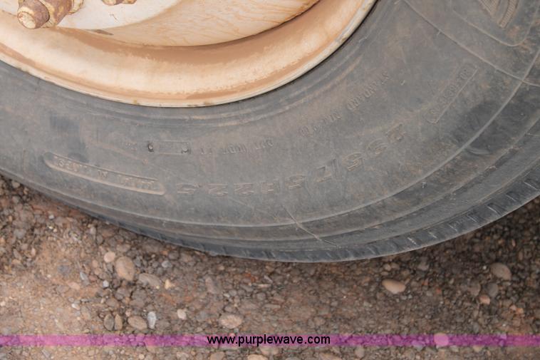 image for item G5810 2000 Mack CH613 semi truck