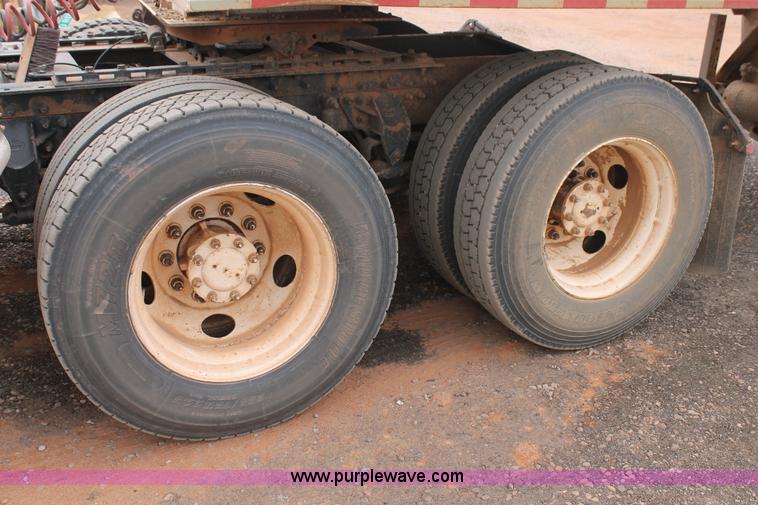 image for item G5810 2000 Mack CH613 semi truck