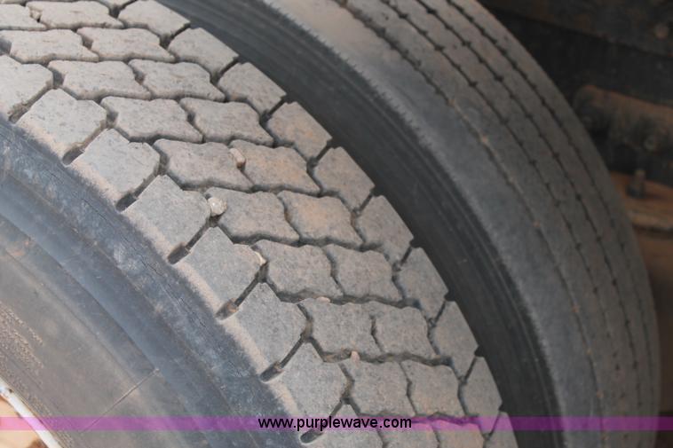 image for item G5810 2000 Mack CH613 semi truck