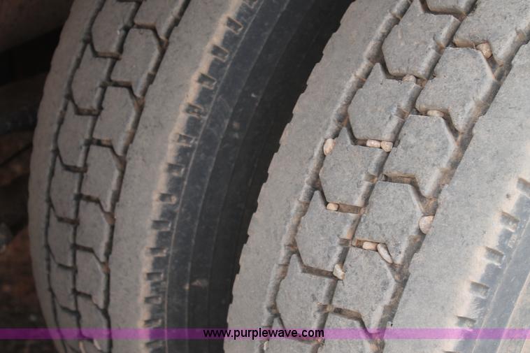 image for item G5810 2000 Mack CH613 semi truck