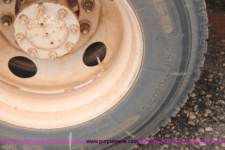 image for item G5810 2000 Mack CH613 semi truck