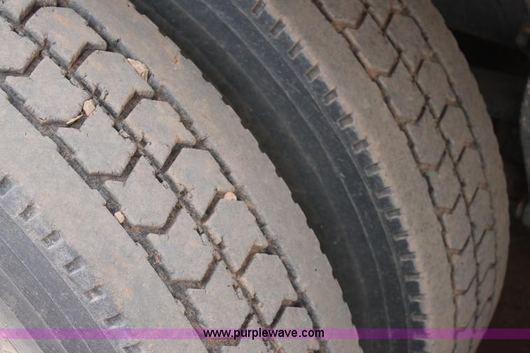 image for item G5810 2000 Mack CH613 semi truck