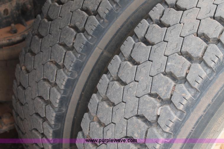 image for item G5810 2000 Mack CH613 semi truck