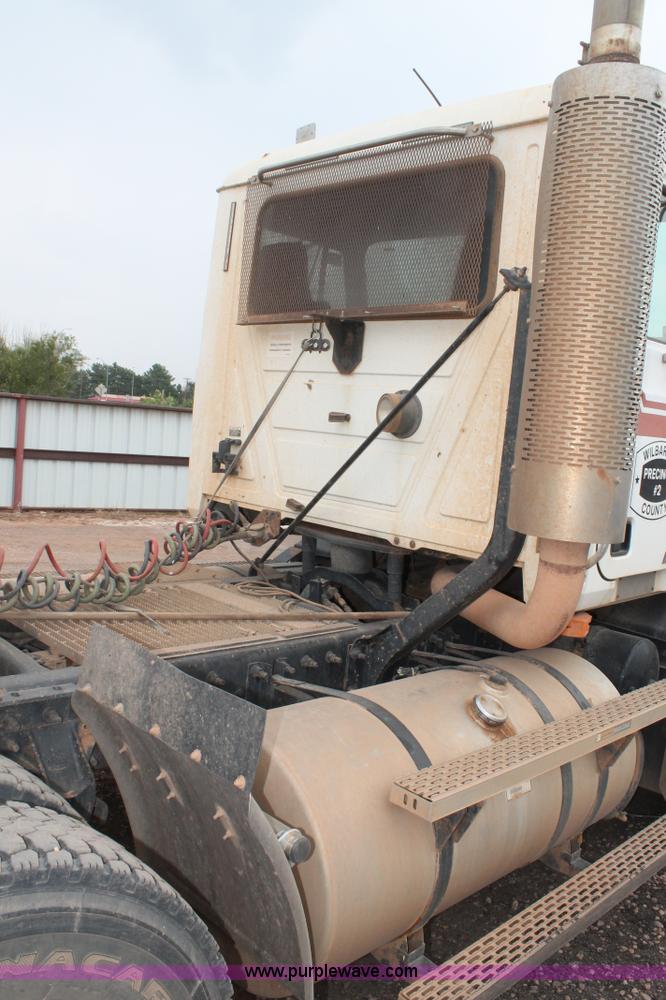 image for item G5810 2000 Mack CH613 semi truck