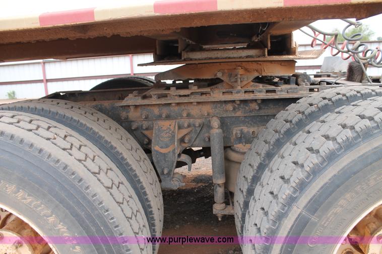 image for item G5810 2000 Mack CH613 semi truck