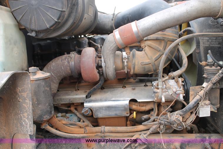 image for item G5810 2000 Mack CH613 semi truck