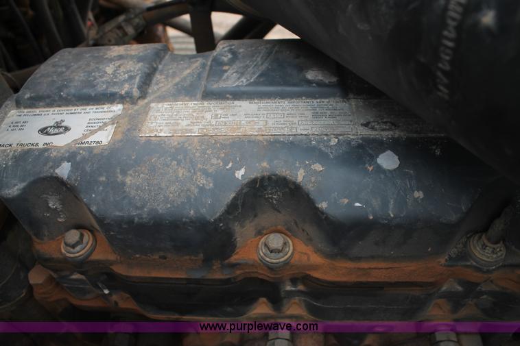 image for item G5810 2000 Mack CH613 semi truck