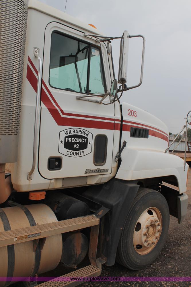 image for item G5810 2000 Mack CH613 semi truck