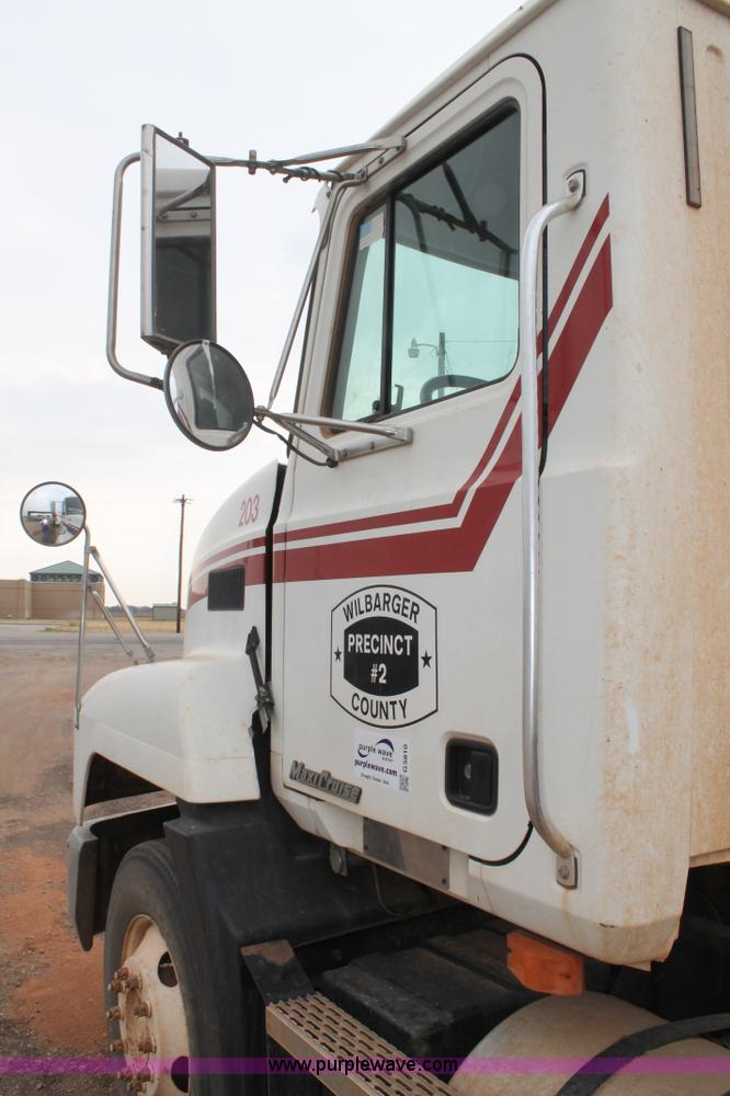 image for item G5810 2000 Mack CH613 semi truck