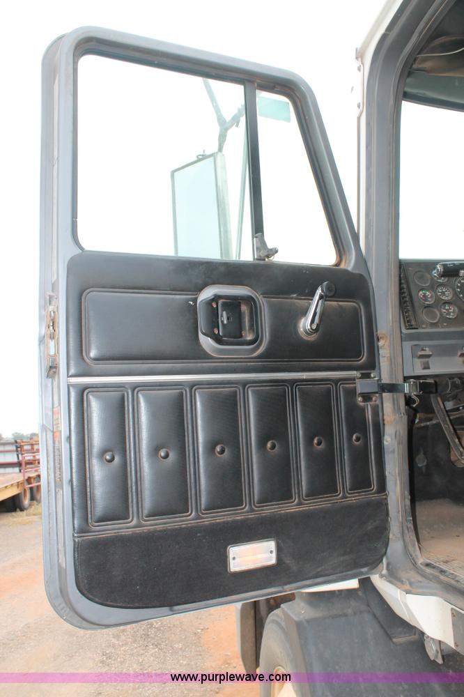 image for item G5810 2000 Mack CH613 semi truck