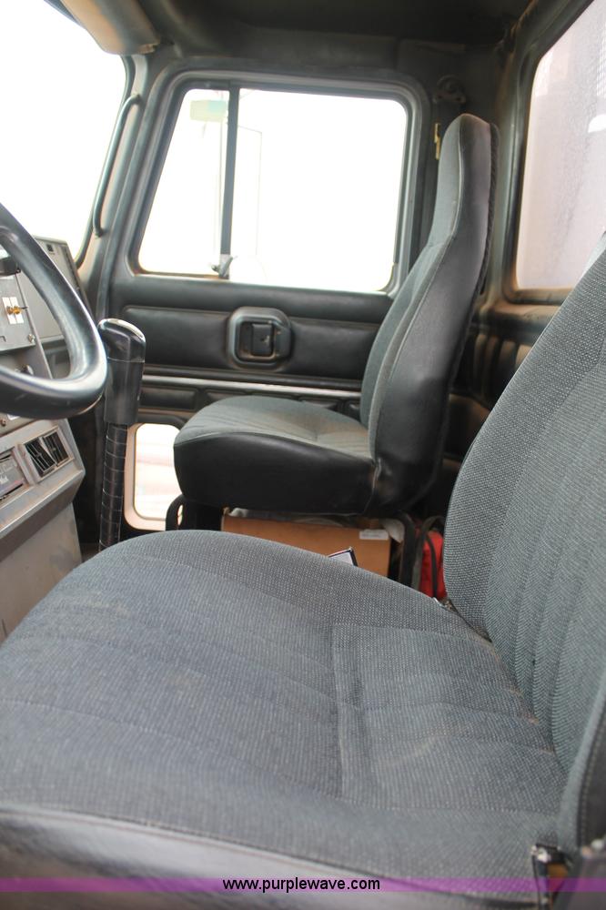 image for item G5810 2000 Mack CH613 semi truck