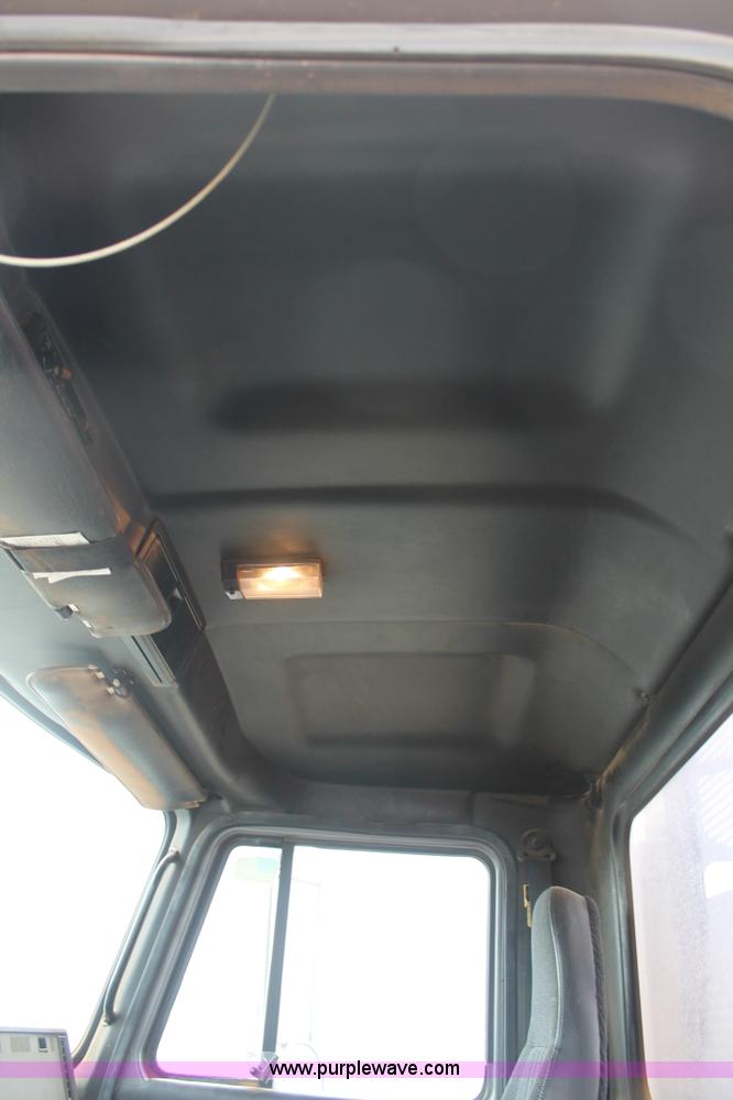 image for item G5810 2000 Mack CH613 semi truck