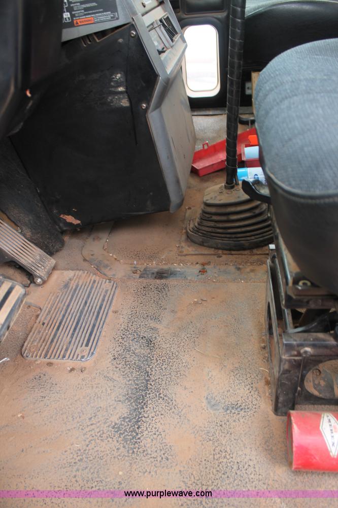 image for item G5810 2000 Mack CH613 semi truck