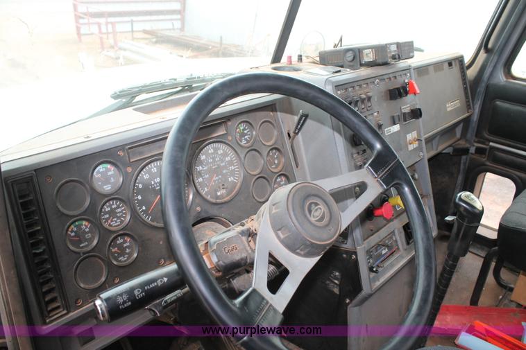 image for item G5810 2000 Mack CH613 semi truck