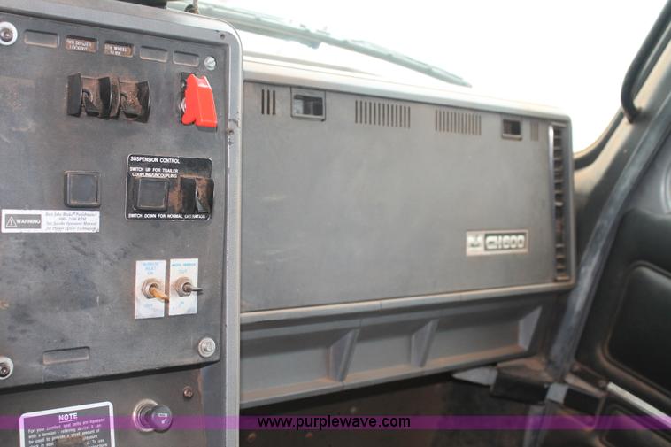 image for item G5810 2000 Mack CH613 semi truck