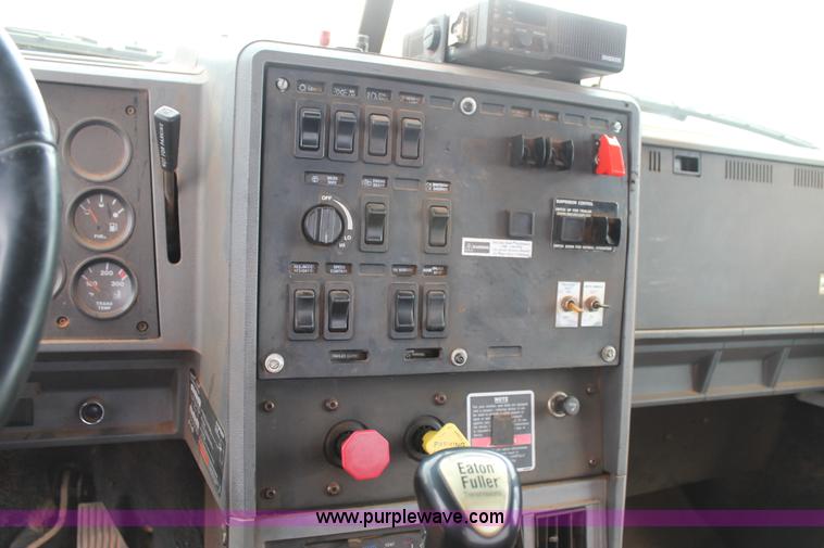 image for item G5810 2000 Mack CH613 semi truck