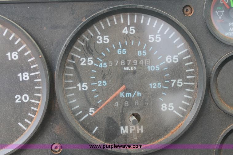 image for item G5810 2000 Mack CH613 semi truck