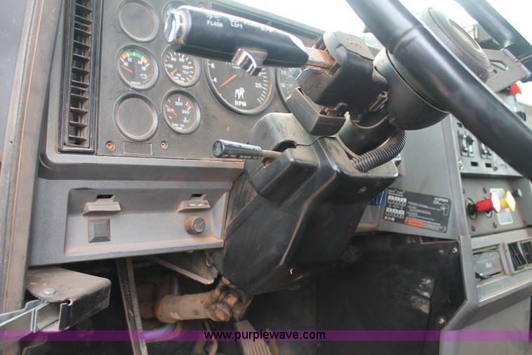 image for item G5810 2000 Mack CH613 semi truck