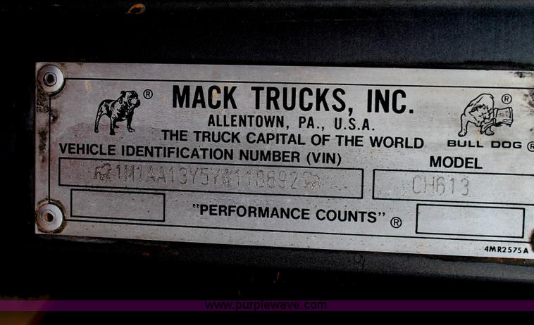 image for item G5810 2000 Mack CH613 semi truck