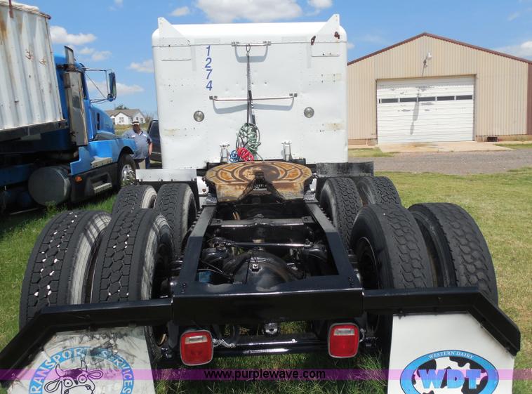 image for item G8969 2000 Peterbilt 377 semi truck