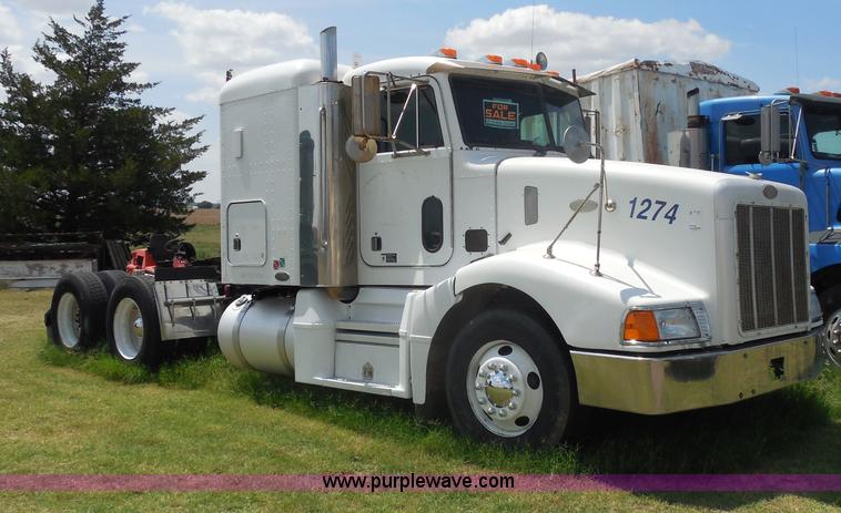 image for item G8969 2000 Peterbilt 377 semi truck