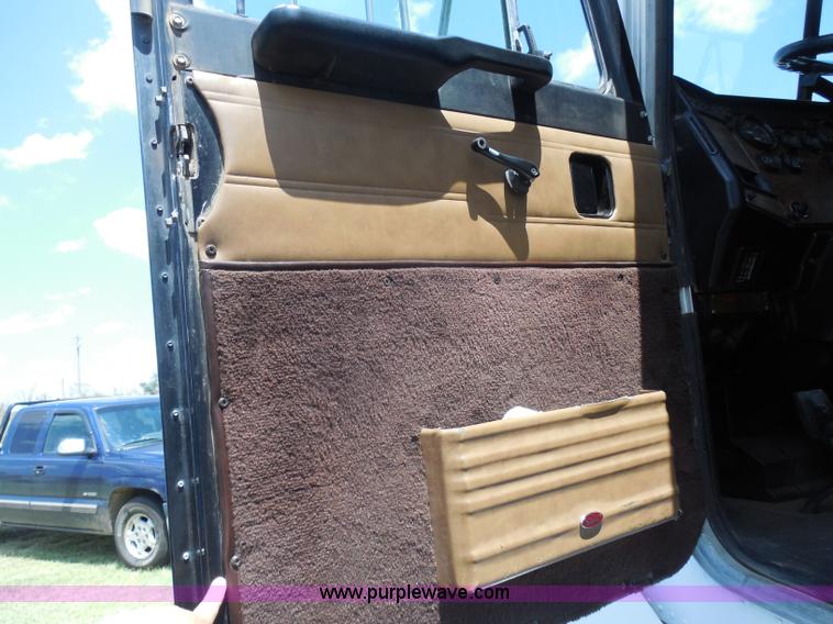 image for item G8969 2000 Peterbilt 377 semi truck