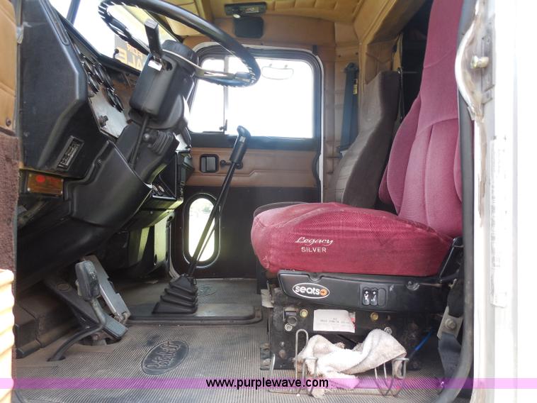 image for item G8969 2000 Peterbilt 377 semi truck