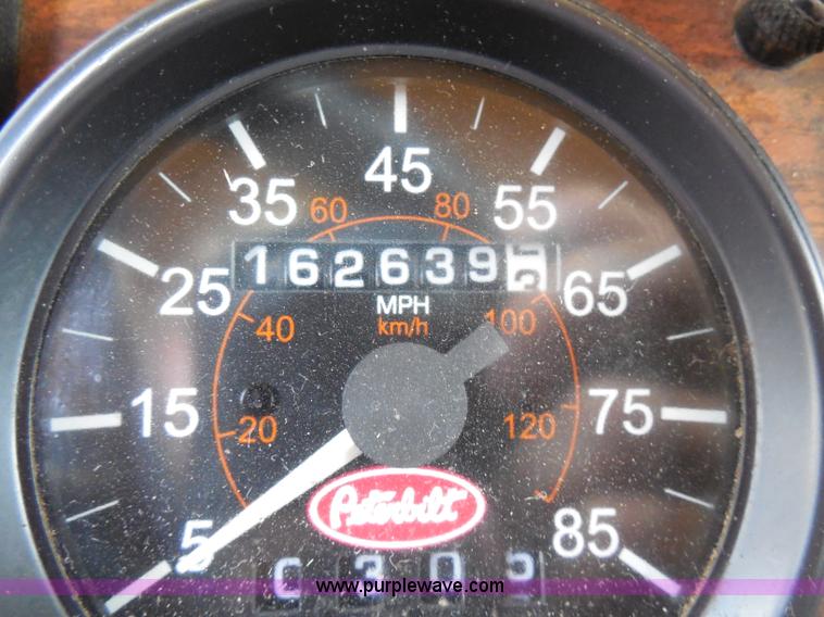 image for item G8969 2000 Peterbilt 377 semi truck