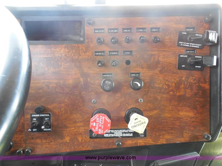 image for item G8969 2000 Peterbilt 377 semi truck