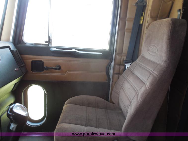 image for item G8969 2000 Peterbilt 377 semi truck