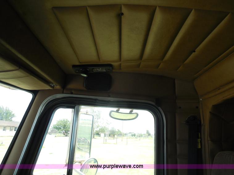 image for item G8969 2000 Peterbilt 377 semi truck